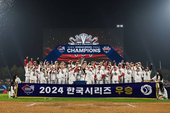 기아는 프로야구(KBO) 구단 '기아 타이거즈'의 12번째 한국시리즈 우승을 기념해 이달 30일까지 고객 프로모션을 실시한다고 1일 밝혔다. 기아 제공