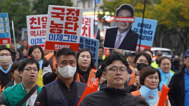 윤석열 퇴진 대구시국회의·경북시국행동이 지난달 19일 대구시 중구 씨지브이(CGV) 한일극장 앞에서 ‘윤석열 퇴진 대구경북 시국대회’를 열었다. 민주노총 대구본부 제공