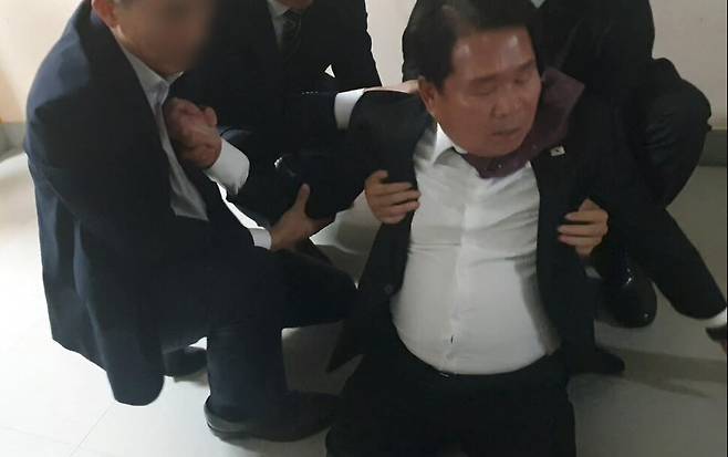 지난 31일 저녁 양양고등학교에서 강원도교육청의 단체협약 실효 통보에 항의하는 전교조 강원지부 조합원들과 신경호 강원도교육감, 교직원 등이 뒤엉켜 넘어져 다치는 사고가 발생했다. 사진은 신경호 강원도교육감. 강원도교육청 제공