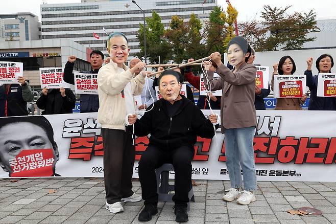 ‘윤석열 정권 퇴진 운동본부’ 회원들이 1일 오전 서울 용산 대통령실 앞에서 기자회견을 열어 윤석열 대통령을 꼭두각시로 묘사하는 행위극을 하고 있다. 정용일 선임기자 yongil@hani.co.kr