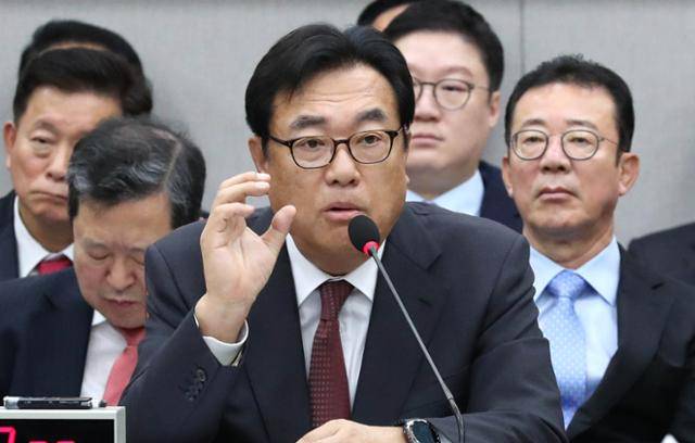 정진석 대통령비서실장이 1일 국회 운영위원회에서 열린 대통령비서실에 대한 국정감사에서 의원의 질의에 답하고 있다. 고영권 기자