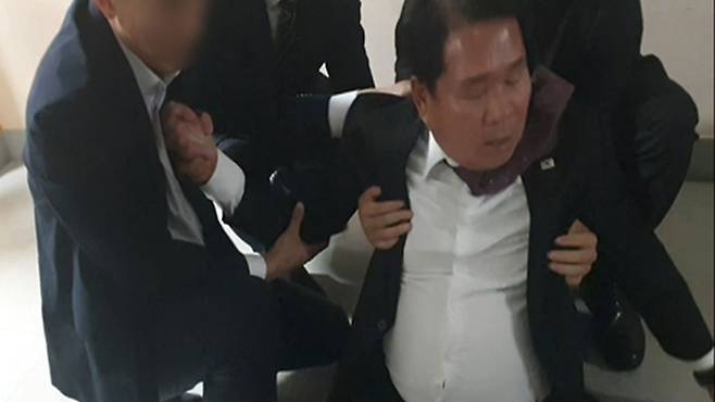 학교 현장서 실신한 신경호 강원교육감 [강원특별자치도교육청 제공]