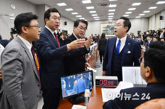 국민의힘 의원들이 1일 서울 여의도 국회에서 열린 운영위원회의 대통령비서실, 국가안보실, 대통령경호처 국정감사에서 박찬대 운영위원장에게 항의하고 있다. [사진=곽영래 기자]