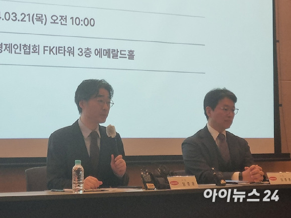 임종윤(왼쪽) 한미약품 사장과 그의 동생 임종훈 사장이 21일 서울 전국경제인연합회 FKI타워에서 개최한 기자 간담회에 참석해 향후 계획을 밝혔다. 2024.03.21 [사진=아이뉴스24 포토DB]