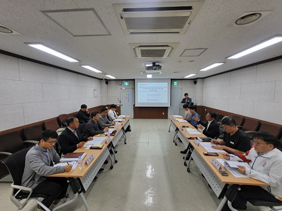 지난달 31일 경상남도청 소회의실에서 사천공항의 기능재편과 국제공항 승격을 추진하기 위한 '사천공항 활성화 정책 워킹그룹' 기획 회의가 열리고 있다. [사진=경상남도]