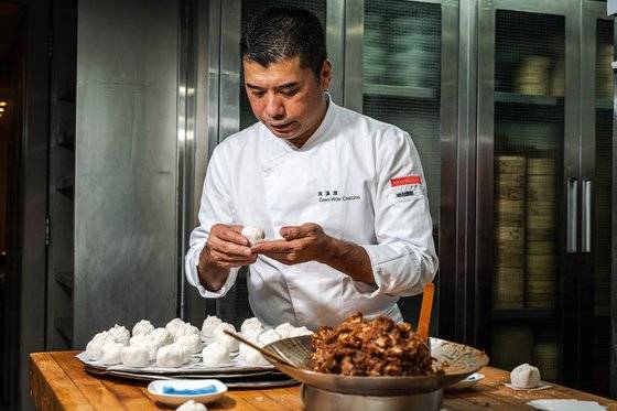 그랜드 하얏트 홍콩의 중식당 ‘원 하버 로드’ 같은 고급 레스토랑에서는 주름 수와 무게까지 세밀히 따져 교자를 빚는다. 원 하버 로드 챈홍청 셰프는 “정확히 26g에 맞춰 하가우를 빚는다”고 말했다. 백종현 기자