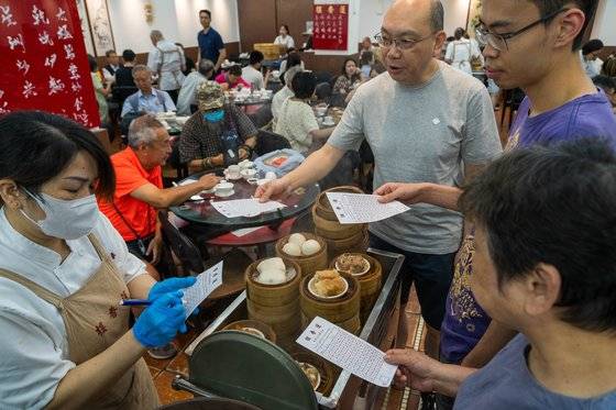 1918년 오픈한 ‘린헝라우’. 옛날식 카트를 밀고 다니며 딤섬을 파는 식당은 이제 홍콩에서도 몇 남지 않았다. 권혁재 사진전문기자