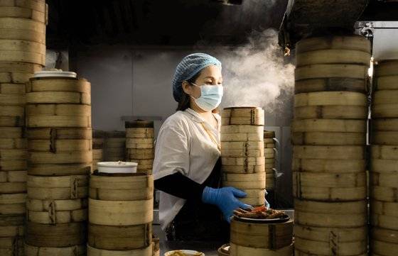 홍콩 사람은 대나무 찜통을 이용해야 더 촉촉하고, 풍미 좋은 딤섬이 완성된다고 믿는다. 권혁재 사진전문기자