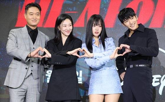 배우 조우진(왼쪽부터), 하윤경,김형서(비비), 지창욱이 30일 서울 종로구 포시즌스호텔 그랜드볼룸에서 열린 디즈니 의 오리지널 시리즈 '강남 비-사이드' 제작발표회에 참석해 포즈를 취했다. 사진 뉴스1