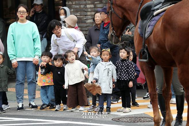 제42회 남이장군 사당제 장군출진 행렬이 1일 서울 용산구 용문동에 있는 남이장군사당을 출발해 용문시장 일대를 지나자 구경에 나선 유치원생들이 신기한 듯 지켜보고 있다. 2024.11.1. 정지윤 선임기자