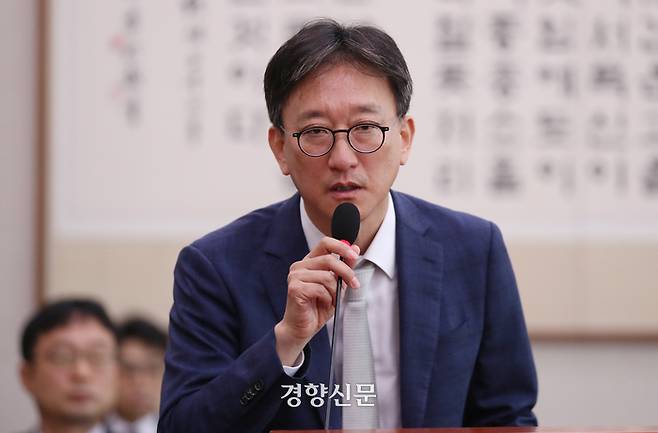 송창진 공수처 차장 직무대행이 지난 6월26일 국회 법사위 윤석열 대통령 탄핵안 발의 국민청원 청문회에서 의원 질의에 답하고 있다. 박민규 선임기자