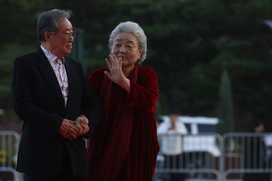 Actor Kang Boo-ja and her husband, fellow actor Lee Muk-won, walk down the red carpet ahead of the Korea Popular Culture and Arts Awards at the National Theater's Haeoreum Grand Theater in Jung District, central Seoul, on Thursday evening. [YONHAP]