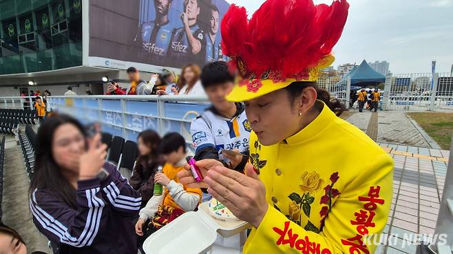 광주FC 팬들이 지난달 27일 이틀 지난 10월 25일 조빈씨의 생일을 축하해주고 있다. 사진=황인성 기자