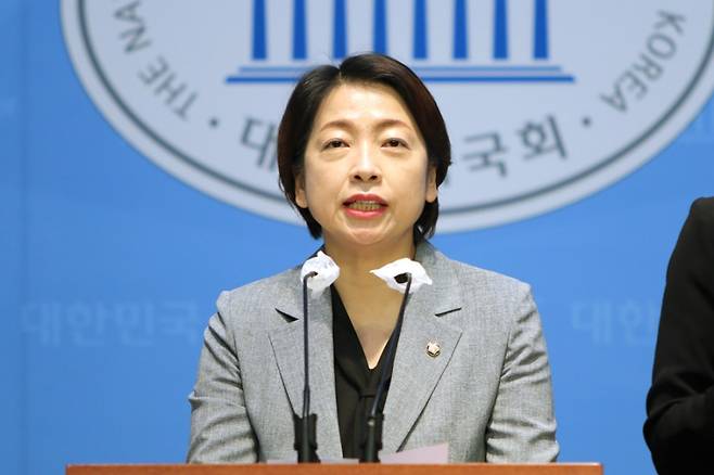 1일 국회 소통관에서 신임 김영식 국가과학기술연구회(NST) 이사장 임명 철회를 촉구하는 황정아 국회의원. 황정아의원실