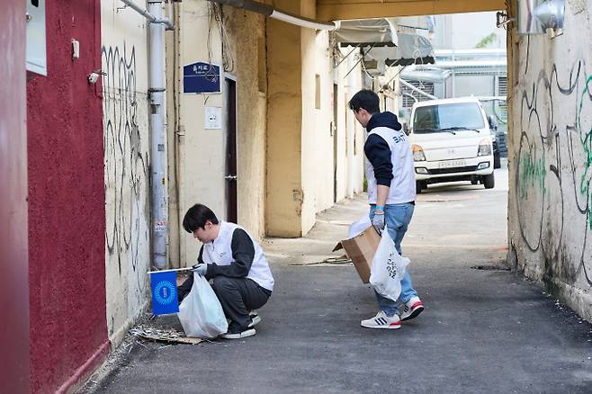 BAT로스만스는 지난달 31일 서울 명동 관광특구에서 환경정화 활동 ‘에코 플로깅’ 캠페인을 진행했다. /사진= BAT로스만스