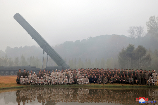 김정은 북한 국무위원장의 현지지도 아래 지난달 31일 아침 신형 대륙간탄도미사일(ICBM) ‘화성포-19형’ 시험발사를 성공적으로 단행했다고 조선중앙통신이 1일 보도했다. 조선중앙통신 연합뉴스