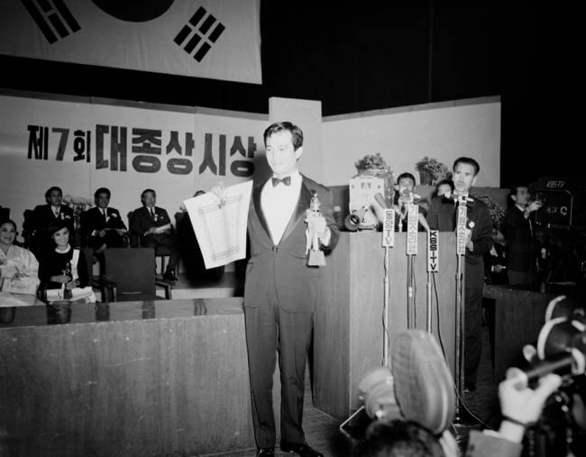 1968년에 열린 제7회 대종상 시상식 모습이다. 고(故) 신성일이 남우주연상'을 수상하고 있다. [연합]