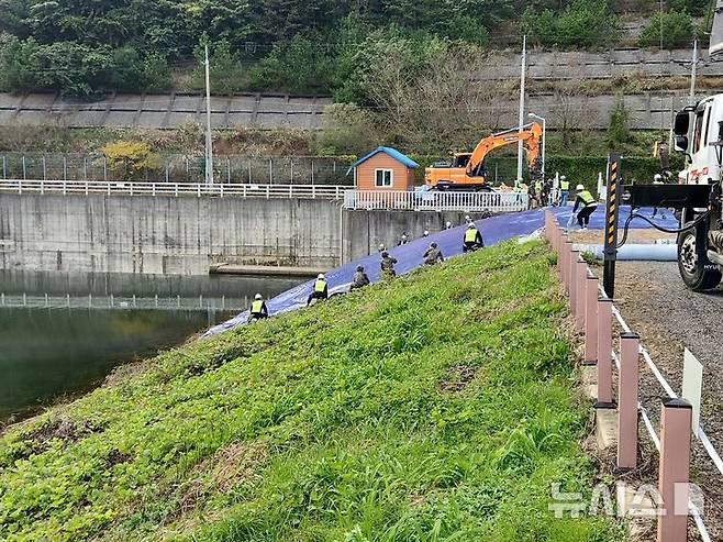 [세종=뉴시스]한국농어촌공사는 지난 달 31일 경남 함안 봉성저수지에서 규모 6.3의 지진으로 저수지 제방에 균열과 누수가 발생한 상황을 가정한 재난대응 훈련을 끝으로 '2024년 재난대응 안전훈련'을 성공적으로 마쳤다.(사진=농어촌공사 제공)