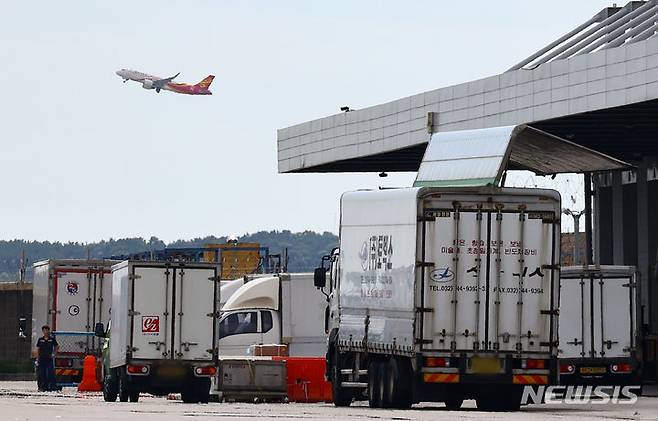 [인천공항=뉴시스] 황준선 기자 = 25일 인천국제공항 화물터미널 너머로 비행기가 이륙하고 있다. 인천국제공항공사에 따르면 중국의 알리익스프레스와 테무 등 해외직구 e커머스(전자상거래) 업체들이 주로 이용하는 해상·항공 복합운송화물량의 올해 2분기 실적이 1분기 1만9266t 대비 64.2% 증가한 3만1644t을 기록해 올해 12만t 이상 실적이 예상된다고 밝혔다. 이는 2019년 4만6700t에 비해 세 배 가까운 성장이다. 2024.07.25. hwang@newsis.com