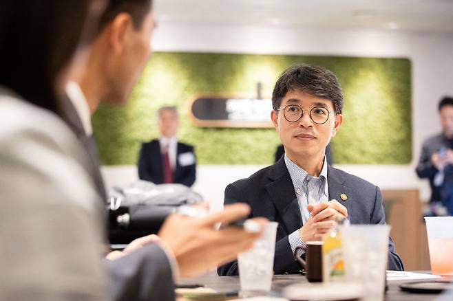 [서울=뉴시스] 김근수 기자 = 김완섭 환경부 장관이 지난달 2일 인천 서구 한국환경공단을 방문해 직원들과 간담회를 하고 있는 모습. (사진= 환경부 제공) 2024.10.02. photo@newsis.com *재판매 및 DB 금지