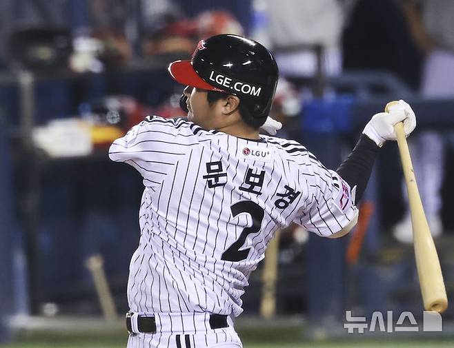 [서울=뉴시스] 김근수 기자 = 17일 서울 송파구 잠실야구장에서 열린 2024 KBO 포스트시즌 플레이오프 3차전 삼성 라이온즈와 LG 트윈스의 경기, 6회말 2사 주자 없는 상황에서 LG 문보경이 안타를 치고 있다. 2024.10.17. ks@newsis.com