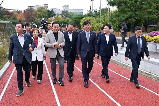 임태희 경기도교육감과 이민근 안산시장을 비롯한 내빈들이 송호고 운동장을 둘러보고 있다. 안산시 제공