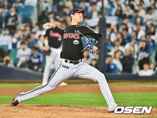 [OSEN=대구, 이석우 기자] 15일 대구 삼성라이온즈파크에서 2024 신한 SOL뱅크 KBO 포스트시즌 플레이오프 삼성 라이온즈와 LG 트윈스의 2차전 경기가 열렸다. LG 트윈스 이종준이 역투하고 있다. 2024.10.15 / foto0307@osen.co.kr