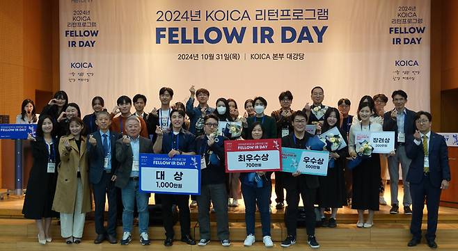 31일 경기도 성남시에 위치한 코이카 본부 대강당에서 개최된 '리턴프로그램 Fellow IR Day'에서 정윤길 코이카 글로벌인재본부장(왼쪽)이 주식회사 티에이비 대표(오른쪽)에게 대상을 시상하고 있다. 코이카 제공