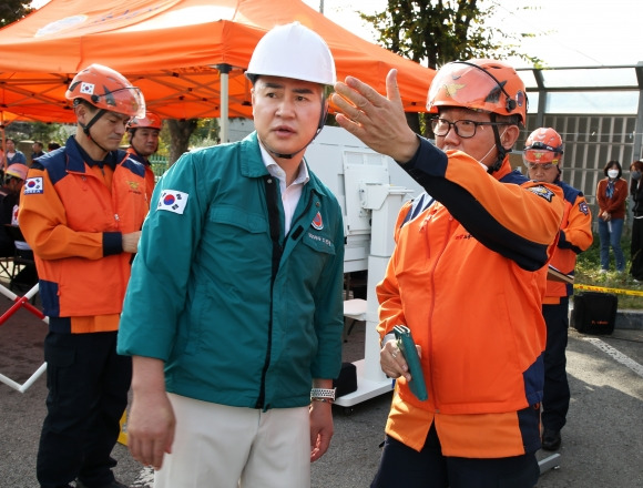 오언석(앞줄 왼쪽) 서울 도봉구청장이 지난 25일 ‘재난대응 안전한국훈련’ 현장에서 도봉소방서 관계자와 대화하고 있다. 도봉구 제공