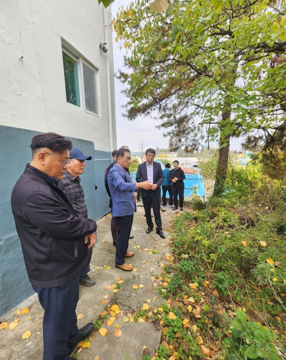 정장선 평택시장이 1일 건축물 노후화로 부지 침하가 발생해 긴급 보강공사가 진행 중인 평택시 진위면의 공동주택을 방문해 현장 상황을 살피고 있다. (평택시 제공)