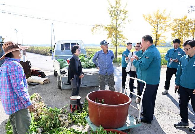 10월31일 대남확성기 소음 피해&nbsp;대성동&nbsp;마을 찾은 김경일(오른쪽 세번째) 파주시장 ⓒ파주시 제공