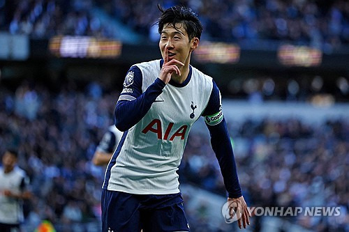 현지에서 첼시의 레전드 디디에 드로그바의 발언이 주목받고 있다. 드로그바는 손흥민의 유일한 문제점이 현재 토트넘 홋스퍼에서 뛰고 있는 것이라면서 손흥민이 토트넘보다 더 나은 구단에서 활약할 수 있음에도 불구하고 토트넘 소속으로만 남는 점을 약간의 아쉬움을 섞어 지적했다. 그러자 토트넘 팬 커뮤니티 '스퍼스 웹'은 현역 시절 토트넘을 낮게 평가했던 드로그바가 또다시 토트넘을 조롱한다며 분노했다. 사진 연합뉴스