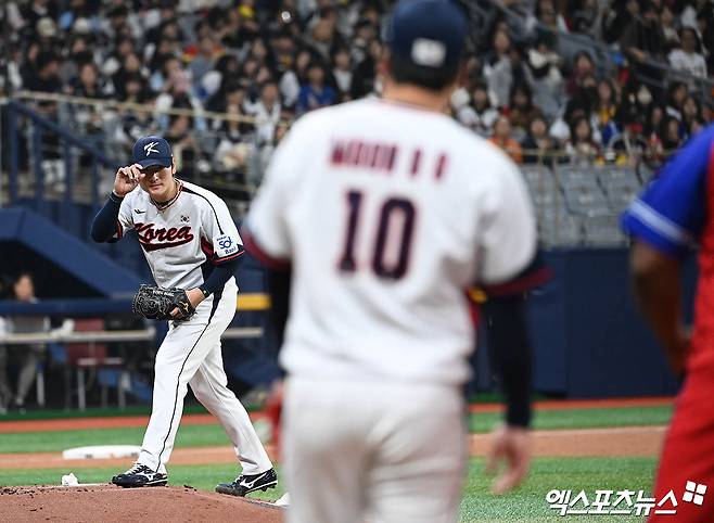 1일 오후 서울 고척스카이돔에서 열린 2024 WBSC(세계야구소프트볼연맹) 프리미어12 대한민국 야구 대표팀과 쿠바 야구 대표팀의 평가전 경기, 2회초 한국 선밡투수 곽빈이 쿠바 선두타자 알프레도 데스파이네를 몸에 맞는 볼로 출루시킨 뒤 사과 인사를 전하고 있다. 고척, 박지영 기자