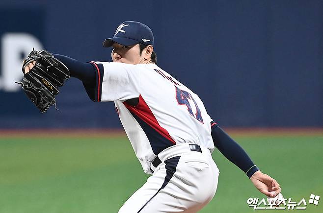 1일 오후 서울 고척스카이돔에서 열린 2024 WBSC(세계야구소프트볼연맹) 프리미어12 대한민국 야구 대표팀과 쿠바 야구 대표팀의 평가전 경기, 1회초 대한민국 선발투수 곽빈이 역투하고 있다. 고척, 박지영 기자