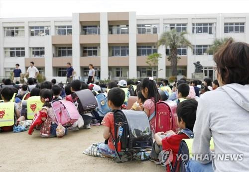 일본 오사카 초등학교 학생들이 운동장에 모인 모습(기사 내용과 직접 관계 없음)  [교도=연합뉴스 자료사진]