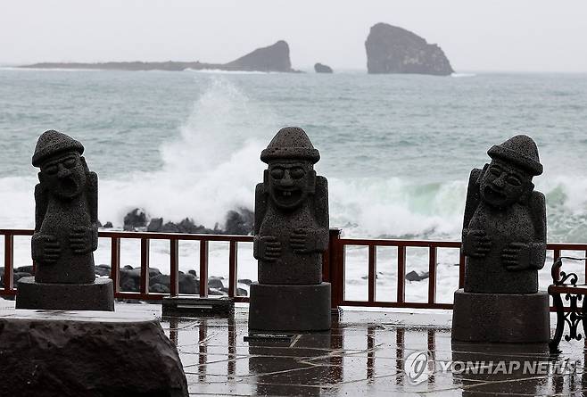 거센 파도 몰아치는 제주 (서귀포=연합뉴스) 박지호 기자 = 호우주의보가 내려진 1일 오전 제주 서귀포시 안덕면 사계리 해안에 거센 파도가 몰아치고 있다. 2024.11.1 jihopark@yna.co.kr