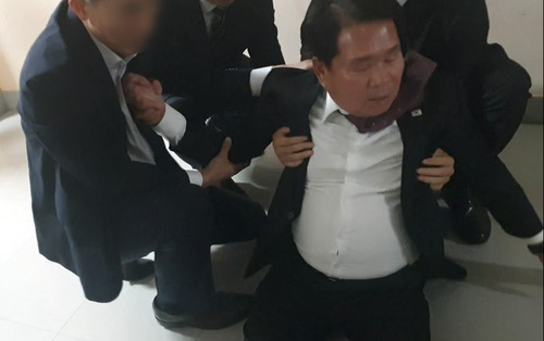 학교 현장서 실신한 신경호 강원교육감 [강원특별자치도교육청 제공. 재판매 및 DB 금지]