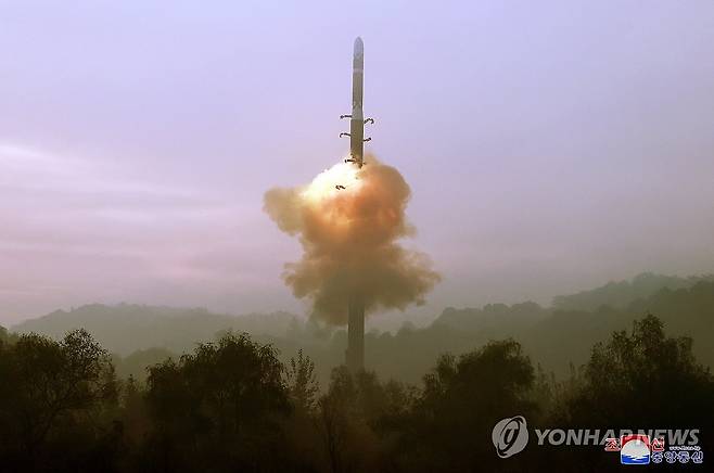 북한, 최신형 ICBM '화성포-19형' 시험발사 성공...김정은 참관 (평양 조선중앙통신=연합뉴스) 김정은 북한 국무위원장의 현지지도 아래 지난달 31일 아침 신형 대륙간탄도미사일(ICBM) '화성포-19형' 시험발사를 성공적으로 단행했다고 조선중앙통신이 1일 보도했다. 이날 시험발사에 딸 주애도 참관했다. 2024.11.1 
    [국내에서만 사용가능. 재배포 금지. For Use Only in the Republic of Korea. No Redistribution] nkphoto@yna.co.kr