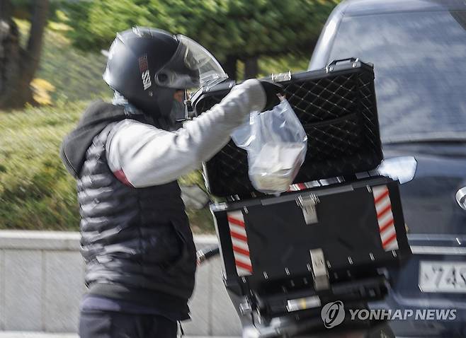 배달앱 수수료 합의안 도출 또 실패, 배달 수수료 인하 제자리 걸음 (서울=연합뉴스) 황광모 기자 = 31일 오후 서울 서초구의 한 건물 앞에서 배달 노동자가 음식 배달을 하고 있다.2024.10.31 hkmpooh@yna.co.kr