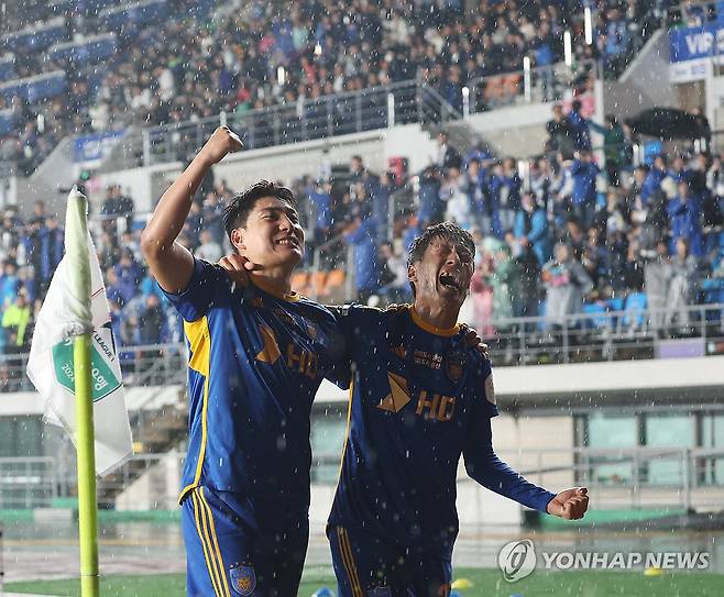 골 환호하는 주민규-이청용 (울산=연합뉴스) 김용태 기자 = 1일 울산종합운동장에서 열린 프로축구 하나은행 K리그1 2024 울산 HD와 강원FC의 경기에서 울산 주민규가 팀의 두 번째 골을 넣고 이청용과 함께 환호하고 있다. 2024.11.1 yongtae@yna.co.kr