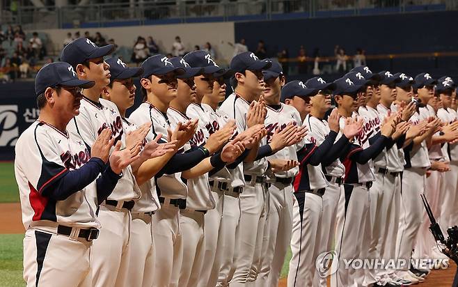 인사하는 한국 대표팀 (서울=연합뉴스) 이진욱 기자 = 1일 오후 서울 구로구 고척스카이돔에서 열린 한국-쿠바 야구 평가전에서 류중일 감독과 선수들이 관중에게 인사하고 있다. 2024.11.1 cityboy@yna.co.kr