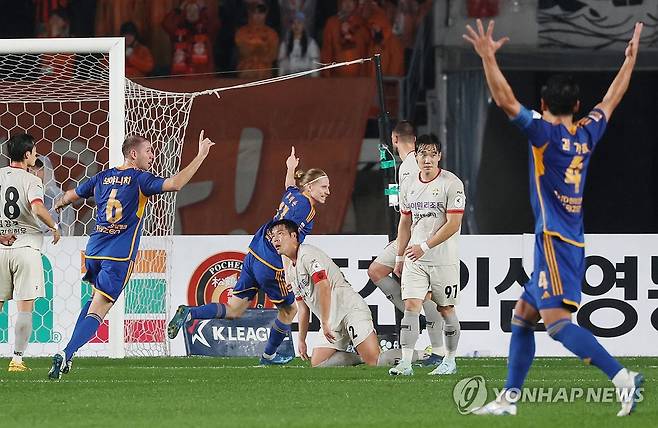 선제골 환호하는 루빅손 (울산=연합뉴스) 김용태 기자 = 1일 울산종합운동장에서 열린 프로축구 하나은행 K리그1 2024 울산 HD와 강원FC의 경기에서 울산 루빅손이 선제골을 넣고 환호하고 있다. 2024.11.1 yongtae@yna.co.kr