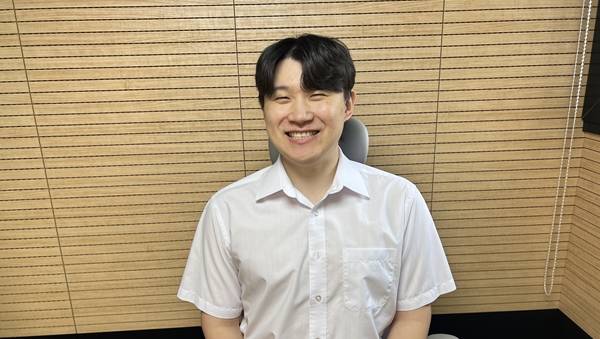 - 미소가 매력적인 남자