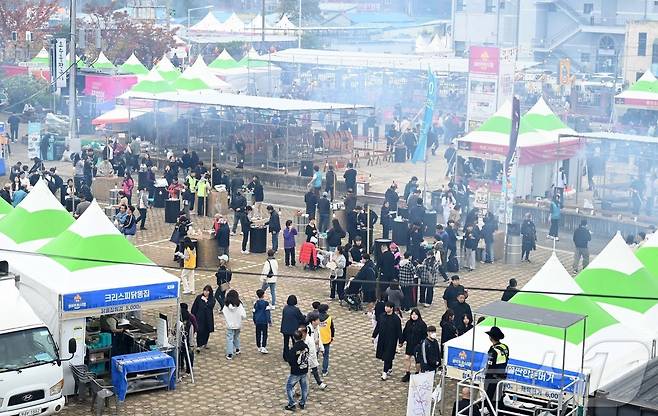 홍성글로벌바비큐페스티벌이 열리고 있는 홍성읍성 일대 축제장 모습.(홍성군 제공) /뉴스1