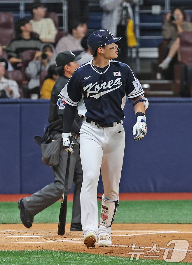 2일 오후 서울 구로구 고척스카이돔에서 열린 '2024 K-BASEBALL SERIES' 대한민국 야구 대표팀과 쿠바 대표팀의 평가전 2차전, 2회초 대한민국 공격 선두타자 윤동희가 홈런을 치며 타구를 바라보고 있다. 2024.11.2/뉴스1 ⓒ News1 장수영 기자