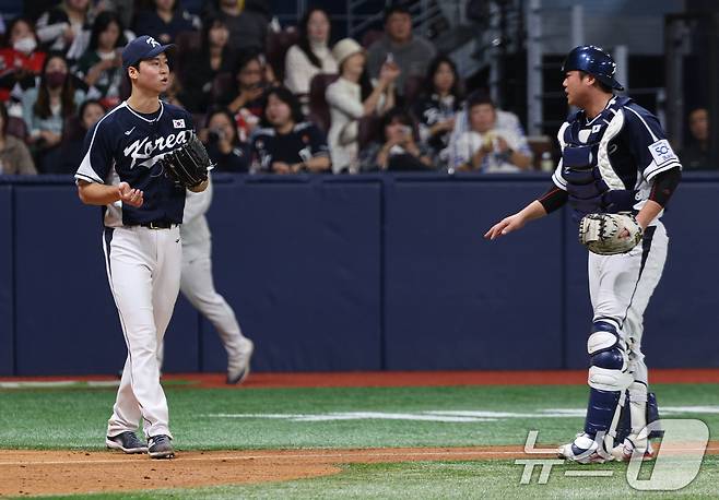 2일 오후 서울 구로구 고척스카이돔에서 열린 '2024 K-BASEBALL SERIES' 대5한민국 야구 대표팀과 쿠바 대표팀의 평가전 2차전, 5회말 대한민국 엄상백이 2사 2루 상황에서 쿠바 이안 몬카다에게 1타점 안타를 허용한 뒤 아쉬워하고 있다. 2024.11.2/뉴스1 ⓒ News1 장수영 기자