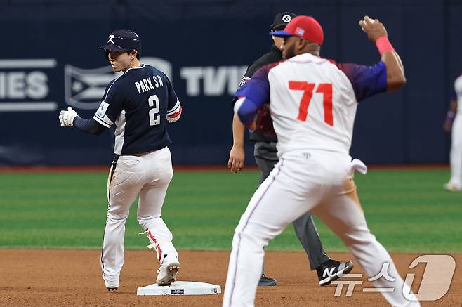 2일 오후 서울 구로구 고척스카이돔에서 열린 '2024 K-BASEBALL SERIES' 대한민국 야구 대표팀과 쿠바 대표팀의 평가전 2차전, 4회초 대한민국 공격 무사 1루 상황에서 박성한이 1타점 2루타로 출루하고 있다. 2024.11.2/뉴스1 ⓒ News1 장수영 기자