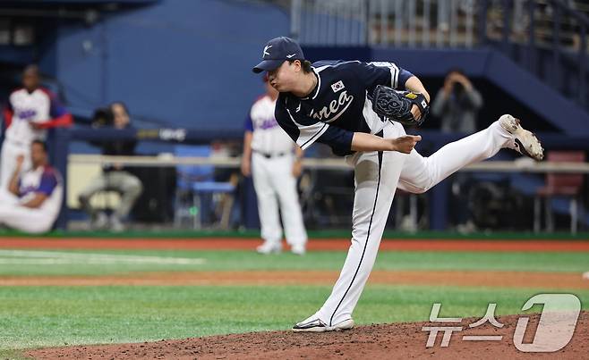 2일 오후 서울 구로구 고척스카이돔에서 열린 '2024 K-BASEBALL SERIES' 대한민국 야구 대표팀과 쿠바 대표팀의 평가전 2차전, 9회말 대한민국 일곱번째이자 마무리 투수로 등판한 정해영이 역투하고 있다. 2024.11.2/뉴스1 ⓒ News1 장수영 기자