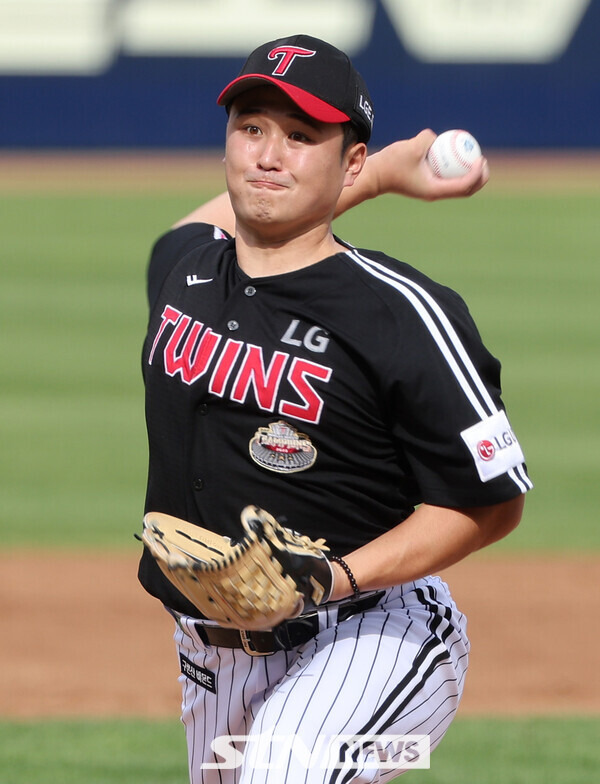 13일 오후 대구 수성구 삼성라이온즈파크에서 열린 2024 KBO 포스트시즌 플레이오프 1차전 LG 트윈스와 삼성 라이온즈의 경기, 1회말 LG 선발투수 최원태가 역투하고 있다. 사진┃뉴시스