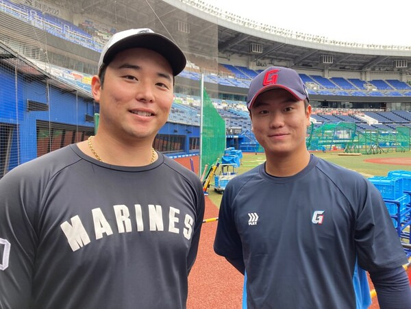 일본 프로야구 지바 롯데 마린스 1군 마무리 캠프를 함께 하고 있는 정현수와 요코야마 리쿠토. 사진┃롯데 자이언츠